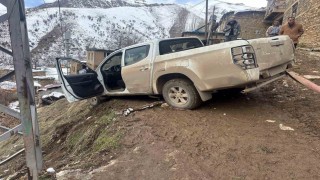 Siirtte şarampole yuvarlanan araç kurtarıldı
