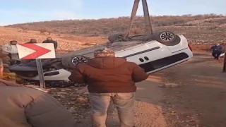 Siirtte virajı alamayan araç devrildi