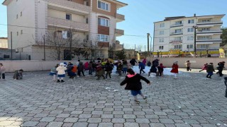 Sinopta kar çocukların ayağına getirildi