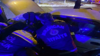 Sinyalizasyon ışıklarında bekleyen iki otomobile arkadan gelen otomobil çarptı: 3 yaralı