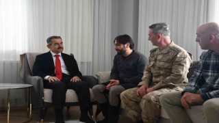 Şırnak Valisi Ekici çığda kurtarılan operatörü ziyaret etti