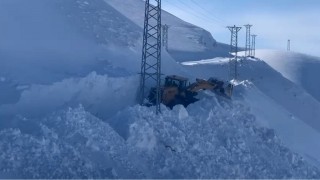 Şırnakta 3 metrelik karda yol açma çalışmaları sürüyor
