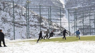 Şırnakta çocuklar futbol aşkına karlı yolları aşıp halı sahada top oynuyor