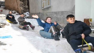 Şırnakta çocuklar ikiye böldükleri bidonlar ve kızaklarla kaymanın keyfini çıkardı