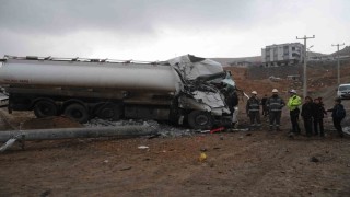 Şırnakta freni boşalan akaryakıt tankeri elektrik direğine çarptı