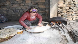 Şırnakta kadınlar hava durumuna göre ekmek pişiriyor