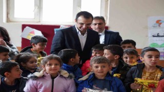 Şırnakta kadınların ördüğü bere, atkı ve eldiveneler öğrencilere dağıtıldı
