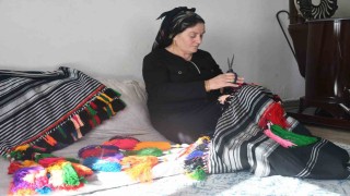 Şırnakta kış ayında örülen düğün aksesuarı puşiler tam altına fiyatına satılıyor