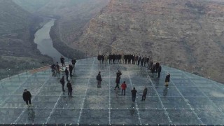 Şırnaktaki Cehennem Dersi Cam Terası turistlerin ilgi odağında
