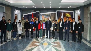Şırnaktan Çanakkaleye geziye gelen öğrenciler Vali Ömer Toramanı ziyaret etti
