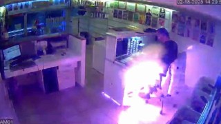 Şişen cep telefonu bataryası masasında patladı