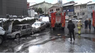 Şişlide alev alev yanan otomobile yangın söndürme tüpüyle müdahale kamerada