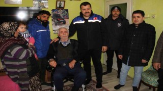 Sivasta felçli vatandaşa akülü araba, engelli çocuğa ise puset hediye edildi