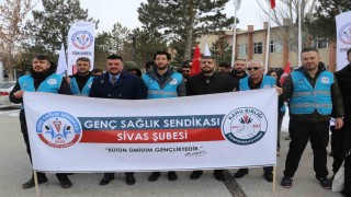 Sivasta sağlık çalışanları üniversite hastanesindeki sorunlara dikkat çekmek için toplandı