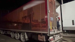 Sivasta tır dorsesinde 29 kaçak göçmen yakalandı, sürücü tutuklandı