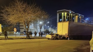 Siverekte otomobil tıra ok gibi saplandı: 3 yaralı