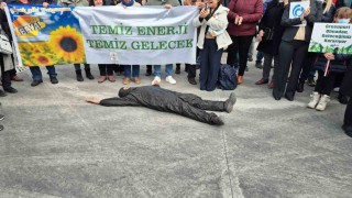 Siyah tulum giyip yere yattı: Tekirdağda liman protestosu