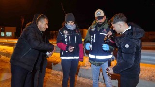 Soğuk gecede Bayburt polisinden sıcak jest