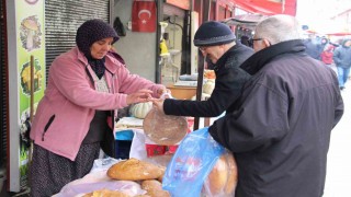Soğuk havaya ve yaşına rağmen Ekmek parası kazanıyor