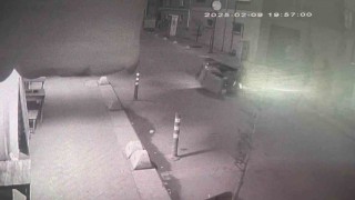 Sokağa ani çıkan çocuğa motosiklet çarptı, o anlar güvenlik kamerasına yansıdı