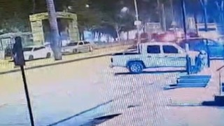 Sokak köpeklerinden kaçarken kamyonet çarptı: Kaza anı kamerada