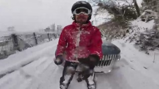 Sokakları kayak pistine çevirdi