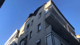 Sökede fırtına apartman çatısını uçurdu
