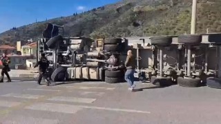 Sökede kömür yüklü tır devrildi