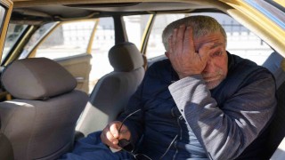 Sosyal medyadan tanışıp evlenen 62 yaşındaki adam, 4 aydır hayatını arabasının içinde geçiriyor