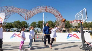 Sporbüs alışveriş merkezinde çocuklarla buluştu
