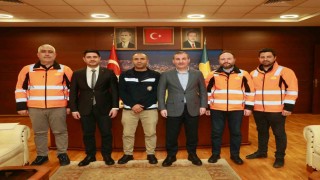 Sultanbeylide gönülleri fetheden personele Belediye Başkanı Ali Tombaştan ödül