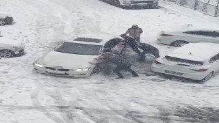 Sultangazide araçlar kara gömüldü, vatandaşları otomobili böyle kurtarmaya çalıştı
