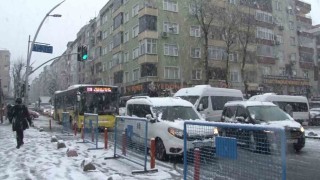 Sultangazide trafiğe kar engeli
