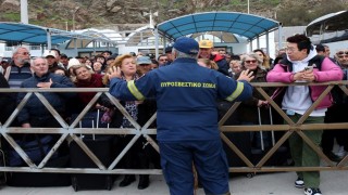 Sürekli sallanan Santorini Adasından 11 bin kişi ayrıldı