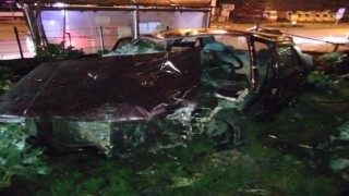 Sürücü direksiyon hakimiyetini kaybetti otomobil bahçeye uçtu