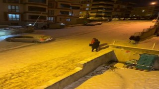 Sürücülerin buz pistine dönen yollarda zorlu imtihanı kamerada