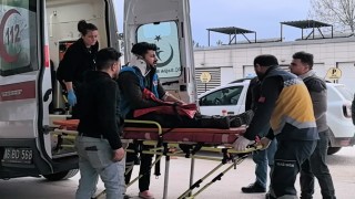 Tadilat için çıktığı çatıdan düşerek yaralandı