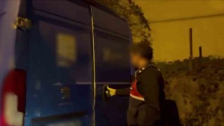 Taklit ettikleri kargo aracı ile kaçakçılık yaparken yakalandılar