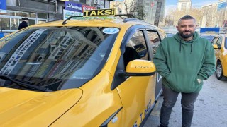 Taksici, unutulan telefonu filmleri aratmayacak takiple Filipinli turiste ulaştırdı