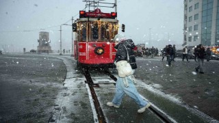 Taksimde akşam saatlerinde kar yağışı etkili oldu