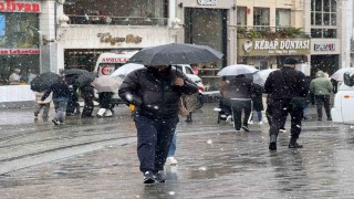 Taksimde kar yağışı etkisini göstermeye başladı