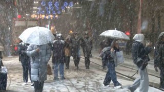 Taksimde kar yağışı gece saatlerinde etkisini gösterdi