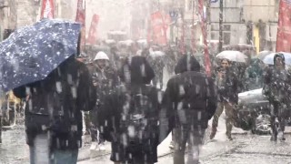 Taksimde lapa lapa kar yağışı etkili oldu