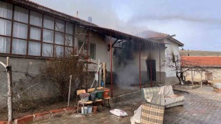 Tandırdan çıkan alevler evi yaktı
