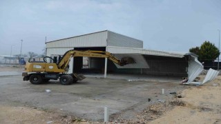 Tarım arazisi üzerindeki kaçak depo yıkıldı