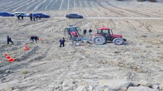 Tarlasının sürülüşünü çekerken traktörün altında kalan sürücü öldü