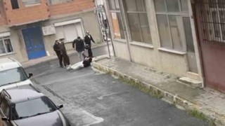 Tartıştıkları genci sokak ortasında acımasızca dövdüler