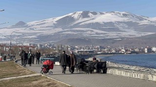 Tatvanda güneşli havayı fırsat bilen vatandaşlar sahile akın etti
