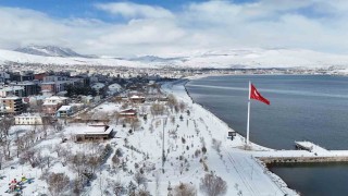 Tatvanda kar yağışından sonra kartpostallık görüntüler