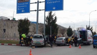 Tavşanlıda otomobil ile kamyonet çarpıştı, 4 yaralı